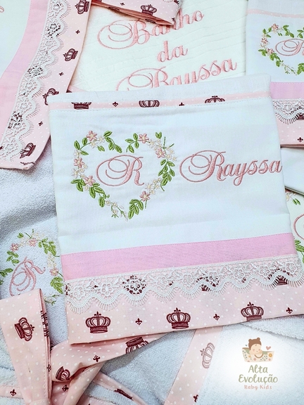 Kit Enxoval Menina – Bordado Guirlanda de Corações e Inicial - Imagem 2