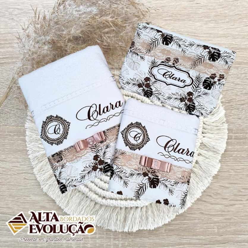 Jogo de Toalhas Banho e Rosto Personalizadas + Necessaire