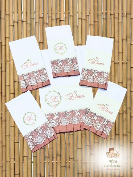 Kit Enxoval Menina – Bordado Guirlanda Floral e Inicial com Plissado