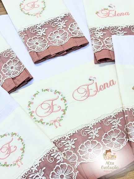 Kit Enxoval Menina – Bordado Guirlanda Floral e Inicial com Plissado - Imagem 3