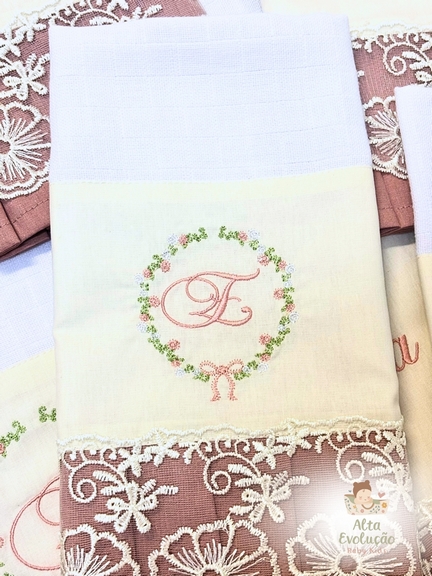 Kit Enxoval Menina – Bordado Guirlanda Floral e Inicial com Plissado - Imagem 2