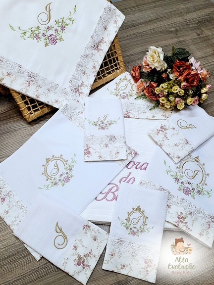 Kit Enxoval Menina – Bordado Brasão de Flores e Inicial