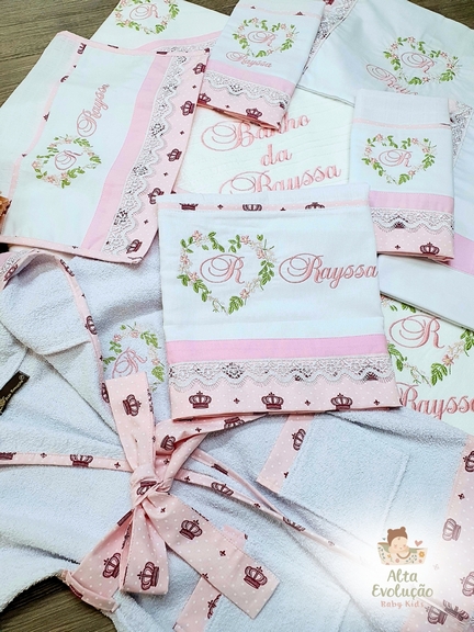 Kit Enxoval Menina – Bordado Guirlanda de Corações e Inicial